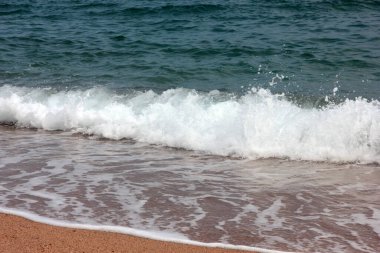 Temiz su dalgası ve kumlu sahil