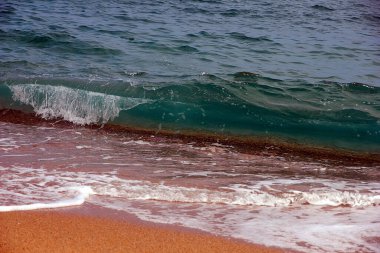 Temiz su dalgası ve kumlu sahil