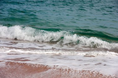 Temiz su dalgası ve kumlu sahil