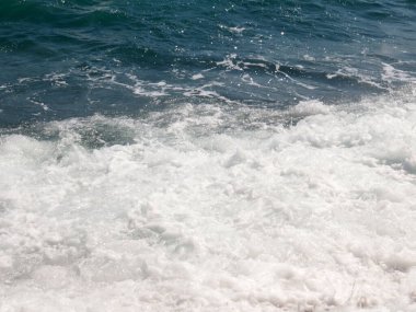 Temiz su dalgası ve kumlu sahil