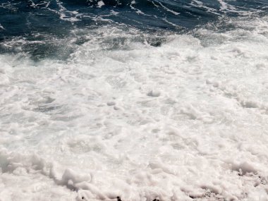 Temiz su dalgası ve kumlu sahil