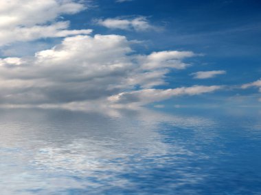 Sakin deniz yüzeyinde güneşli bulutlu gökyüzünün yansıması