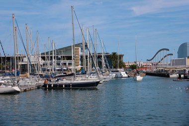 İspanya 'nın Barselona limanında zarif deniz yatları duruyor.