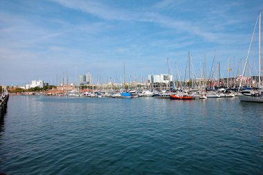 İspanya 'nın Barselona limanında zarif deniz yatları duruyor.