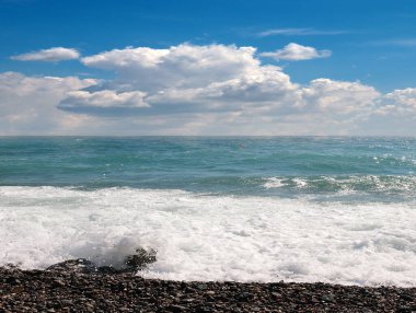 Güzel güneşli sahil ve bulutlu gökyüzü eğlence ve dinlenme yeri olarak kullanılıyor.