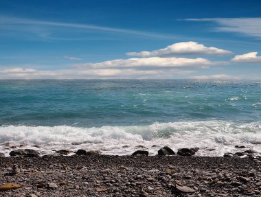 Güzel güneşli sahil ve bulutlu gökyüzü eğlence ve dinlenme yeri olarak kullanılıyor.