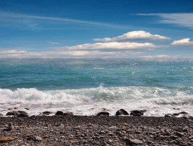 Güzel güneşli sahil ve bulutlu gökyüzü eğlence ve dinlenme yeri olarak kullanılıyor.