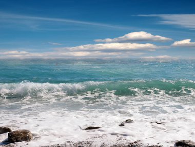 Güzel güneşli sahil ve bulutlu gökyüzü eğlence ve dinlenme yeri olarak kullanılıyor.
