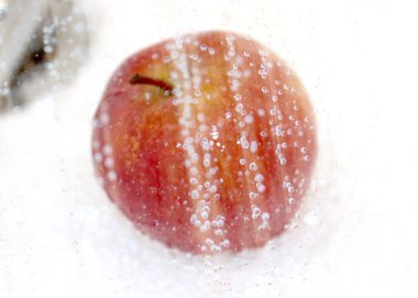 Nefis, nefis bir elma, berrak bir su deresinde.