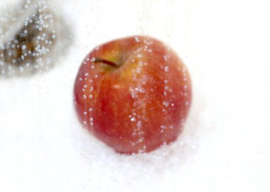 Nefis, nefis bir elma, berrak bir su deresinde.