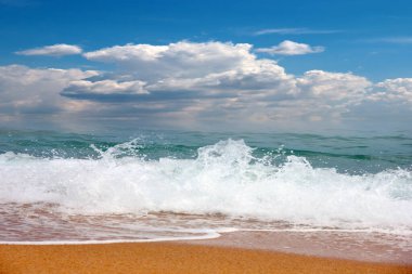 Güneşli gökyüzünün altında açık hava aktiviteleri için güzel kumlu deniz plajı.