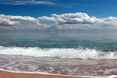 Güneşli gökyüzünün altında açık hava aktiviteleri için güzel kumlu deniz plajı.