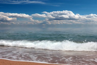 Dalgalı ve kumlu güzel deniz manzarası