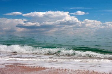 Dalgalı ve kumlu güzel deniz manzarası