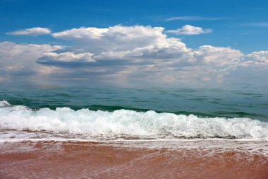 Dalgalı ve kumlu güzel deniz manzarası