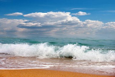 Dalgalı ve kumlu güzel deniz manzarası