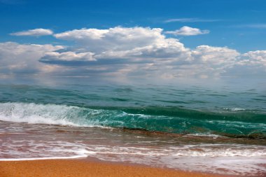 Dalgalı ve kumlu güzel deniz manzarası