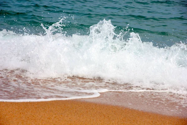 清澈的海浪和沙滩 — 图库照片