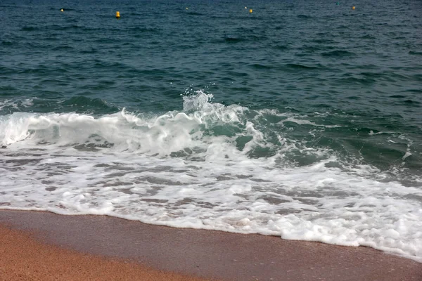 Klares Wasser Meereswelle Und Sandstrand — Stockfoto