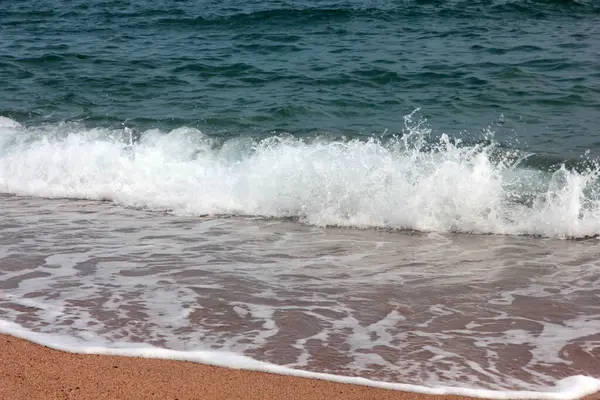 清澈的海浪和沙滩 — 图库照片