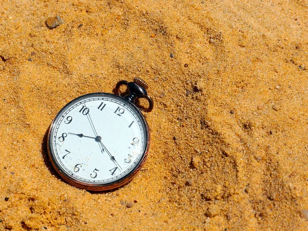 Antieke Zakhorloge Ligt Het Zand Als Onderdeel Van Het Verstrijken — Stockfoto