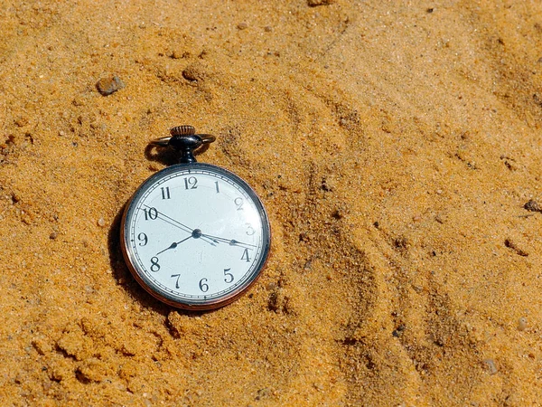 고대의 주머니 시계는 시간의 흐름의 일부로서 모래에 놓여져 — 스톡 사진