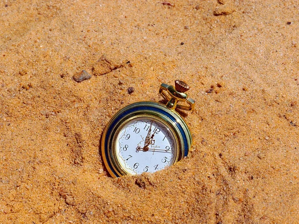 Starožitné Kapesní Hodinky Leží Písku Jako Součást Plynutí Času — Stock fotografie