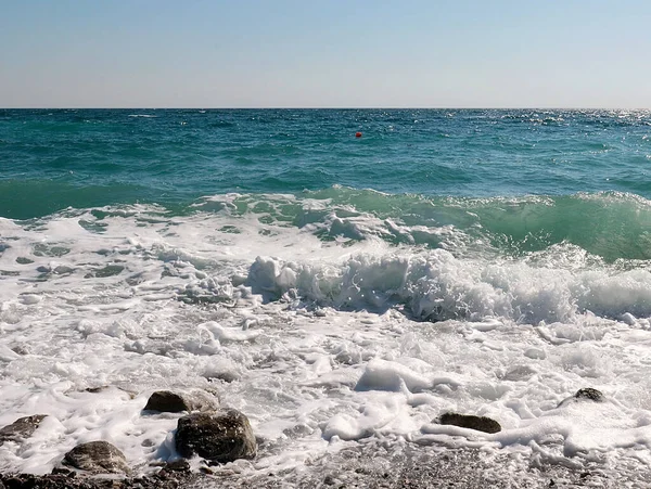 Wellen Von Meerwasser Und Felsiger Kiesstrand — Stockfoto
