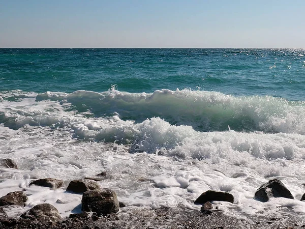 Κύματα Θαλασσινού Νερού Και Βραχώδη Παραλία Βότσαλα — Φωτογραφία Αρχείου