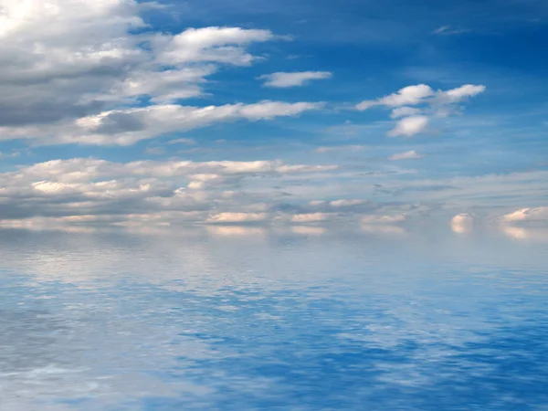 穏やかな海面に晴れ渡る曇天を映し出す — ストック写真