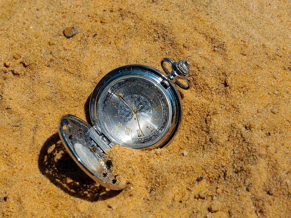 Relógio Bolso Antigo Encontra Areia Como Parte Naufrágio Perda — Fotografia de Stock