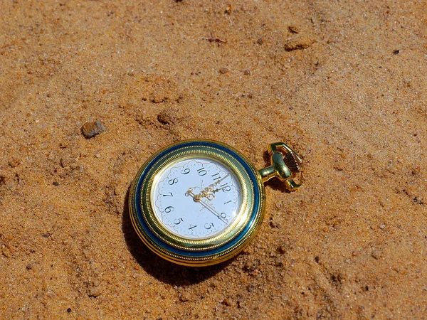 Een Antiek Zakhorloge Ligt Het Zand Als Onderdeel Van Een — Stockfoto