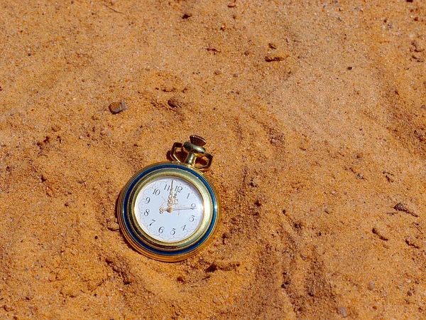 Relógio Bolso Antigo Encontra Areia Como Parte Naufrágio Perda — Fotografia de Stock