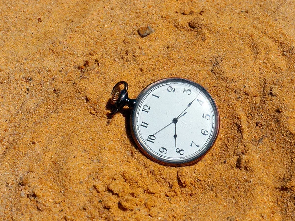 Een Antiek Zakhorloge Ligt Het Zand Als Onderdeel Van Een — Stockfoto