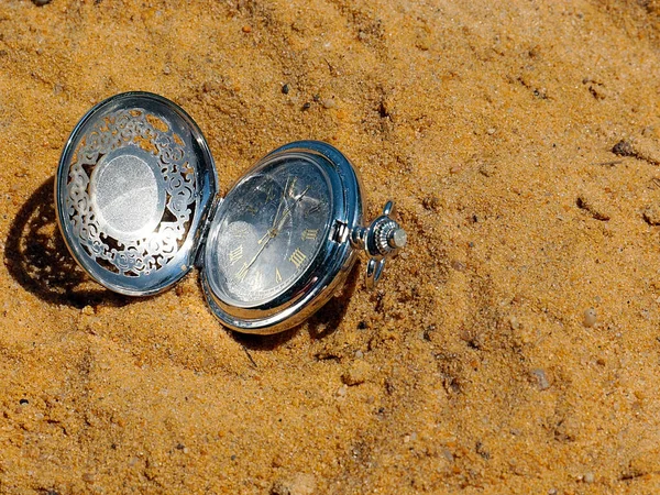 Een Antiek Zakhorloge Ligt Het Zand Als Onderdeel Van Een — Stockfoto