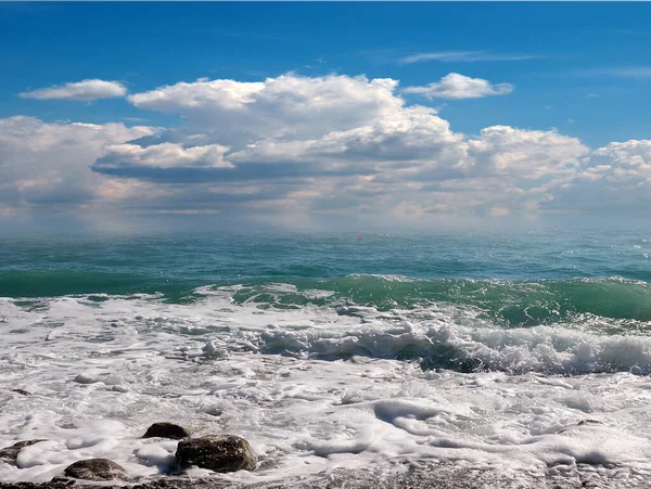 Olas Del Mar Caen Una Playa Guijarros Bajo Cielo Nublado —  Fotos de Stock