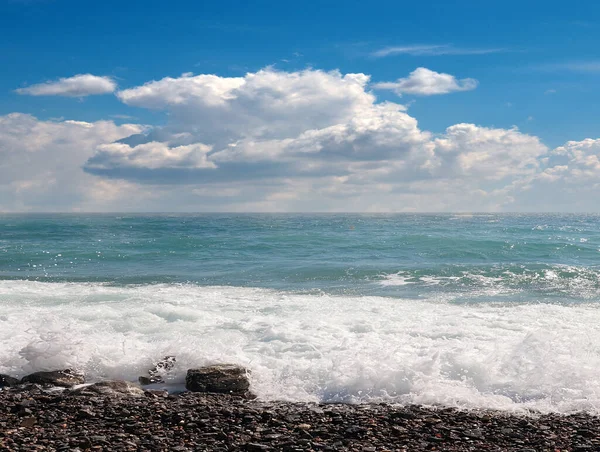 Mořské Vlny Padají Oblázkovou Pláž Pod Zamračenou Oblohou — Stock fotografie