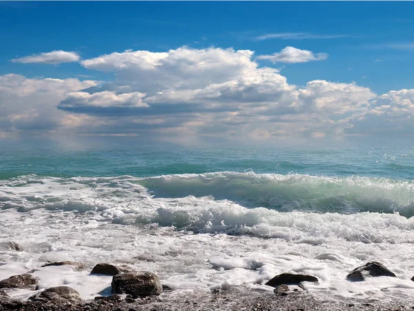 Havsvågor Faller Stenstrand Molnig Himmel — Stockfoto