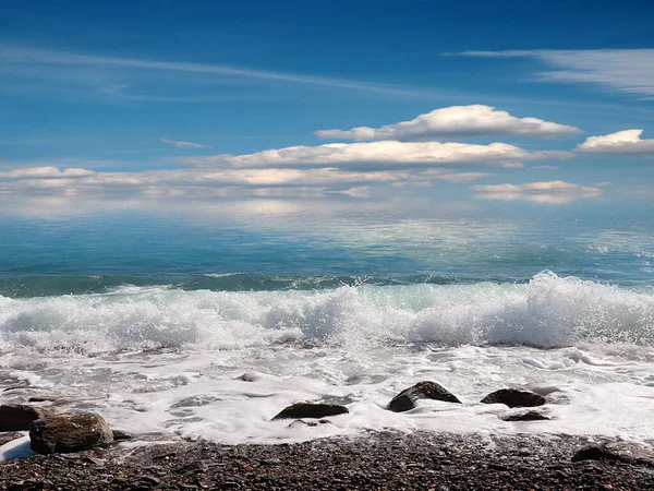 Θαλάσσια Κύματα Πέφτουν Μια Παραλία Βότσαλα Κάτω Από Ένα Συννεφιασμένο — Φωτογραφία Αρχείου