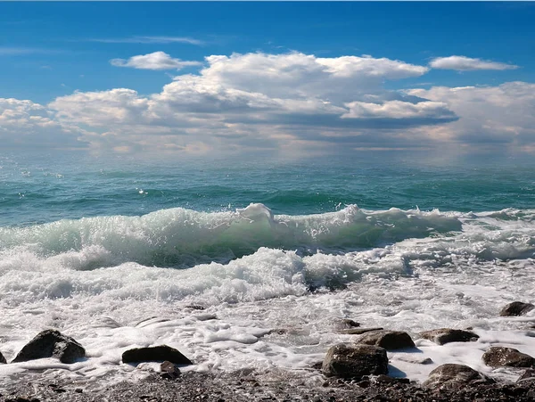 Ondas Mar Caem Uma Praia Seixos Sob Céu Nublado — Fotografia de Stock