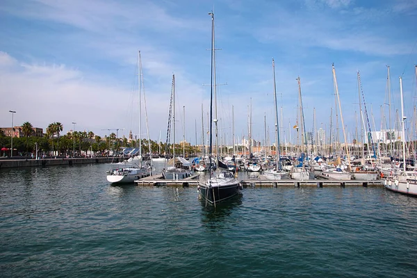 Bellos Yates Mar Gráciles Pie Puerto Barcelona España — Foto de Stock