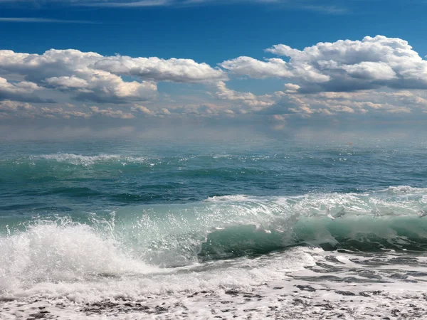 Красивий Морський Пляж Під Хмарним Сонячним Небом — стокове фото