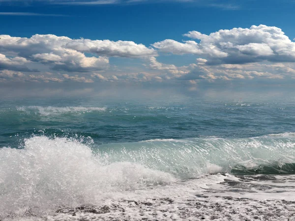 Красивий Морський Пляж Під Хмарним Сонячним Небом — стокове фото