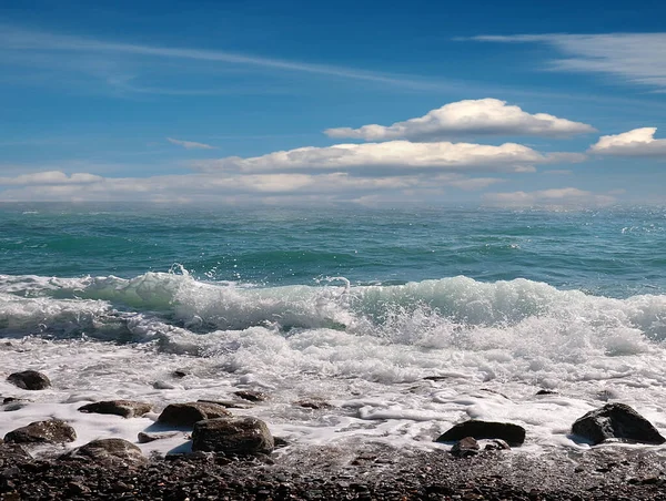 Schöner Sonniger Strand Und Wolkenverhangener Himmel Als Ort Der Erholung — Stockfoto