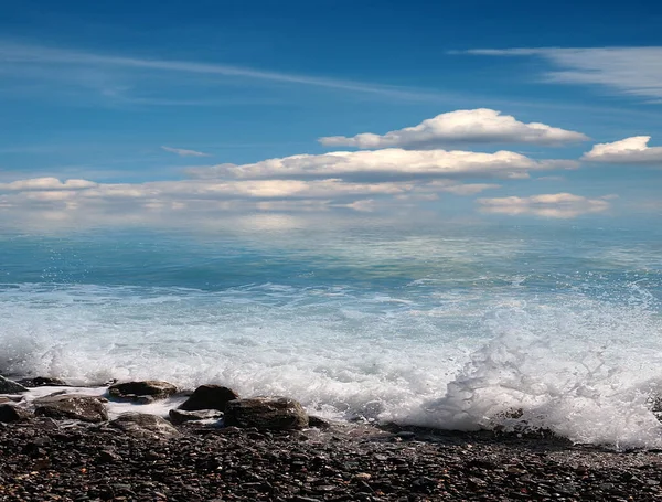 Schöner Sonniger Strand Und Wolkenverhangener Himmel Als Ort Der Erholung — Stockfoto