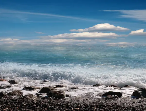 Schöner Sonniger Strand Und Wolkenverhangener Himmel Als Ort Der Erholung — Stockfoto