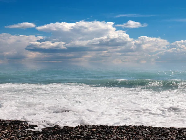 Schöner Sonniger Strand Und Wolkenverhangener Himmel Als Ort Der Erholung — Stockfoto