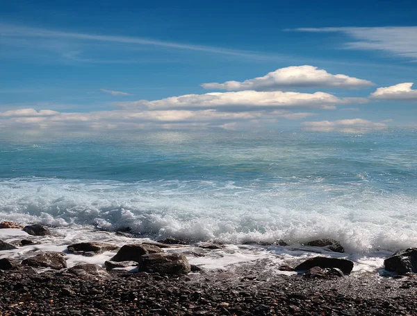 Schöner Sonniger Strand Und Wolkenverhangener Himmel Als Ort Der Erholung — Stockfoto