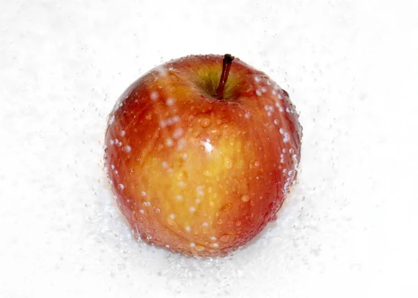 Piękne Dojrzałe Pyszne Jabłko Strumieniu Czystej Wody — Zdjęcie stockowe