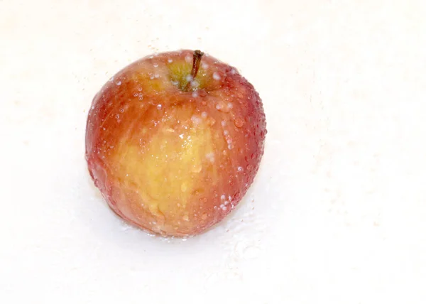 Piękne Dojrzałe Pyszne Jabłko Strumieniu Czystej Wody — Zdjęcie stockowe